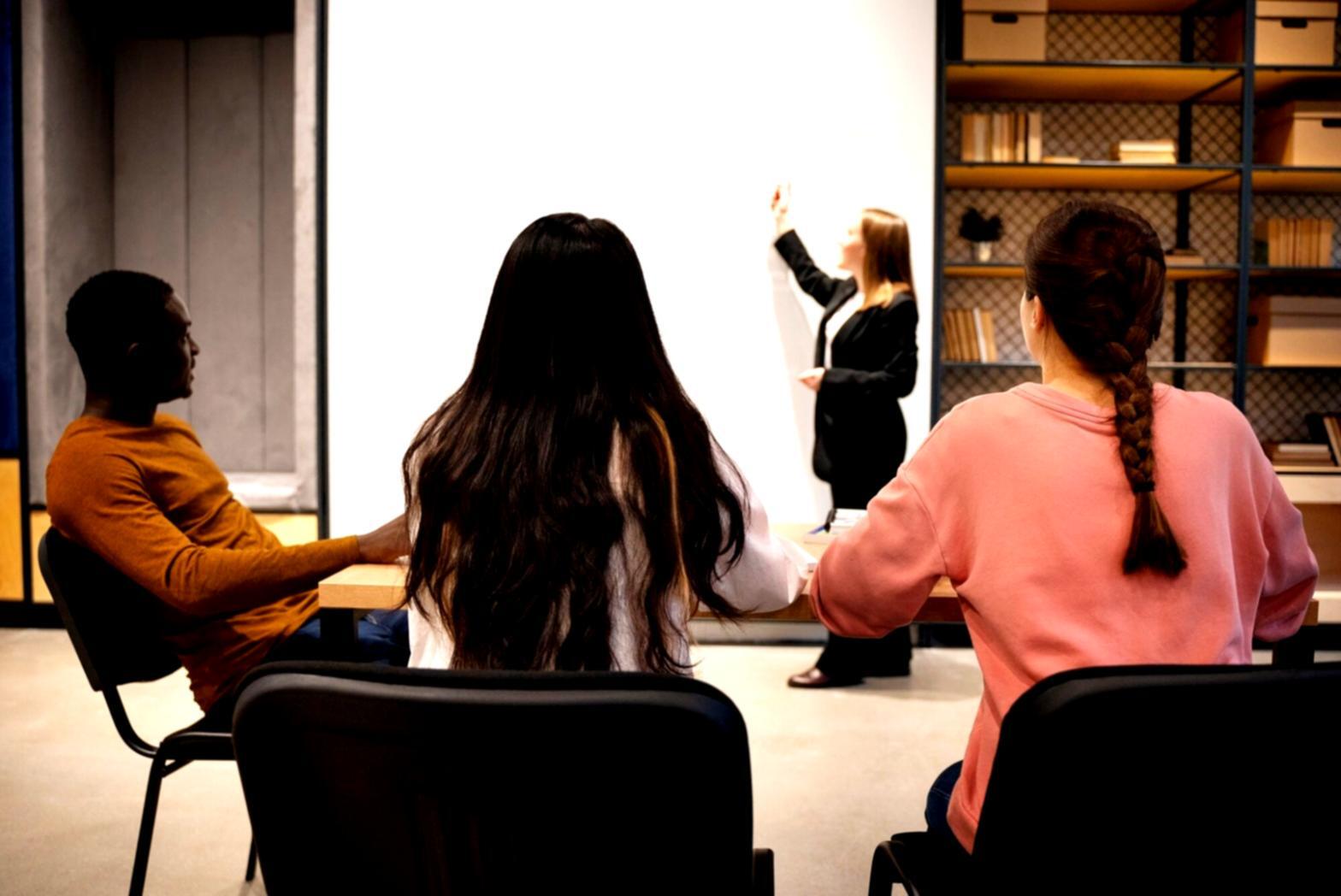 Atelier de formation en coloration capillaire avec étudiants pratiquant sur modèles